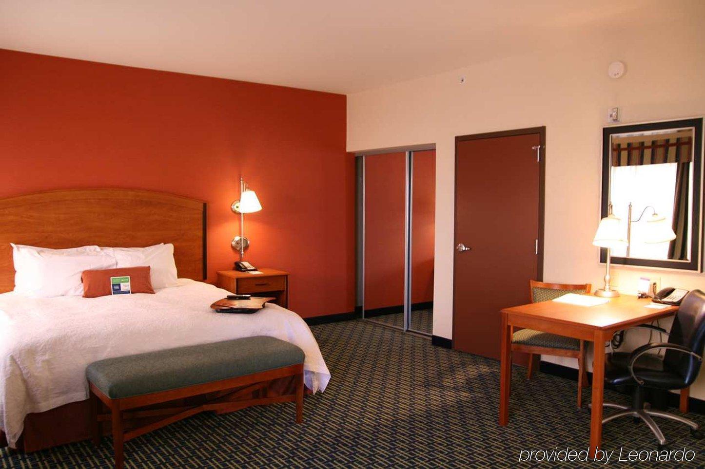 Hampton Inn & Suites Риджкрест Номер фото