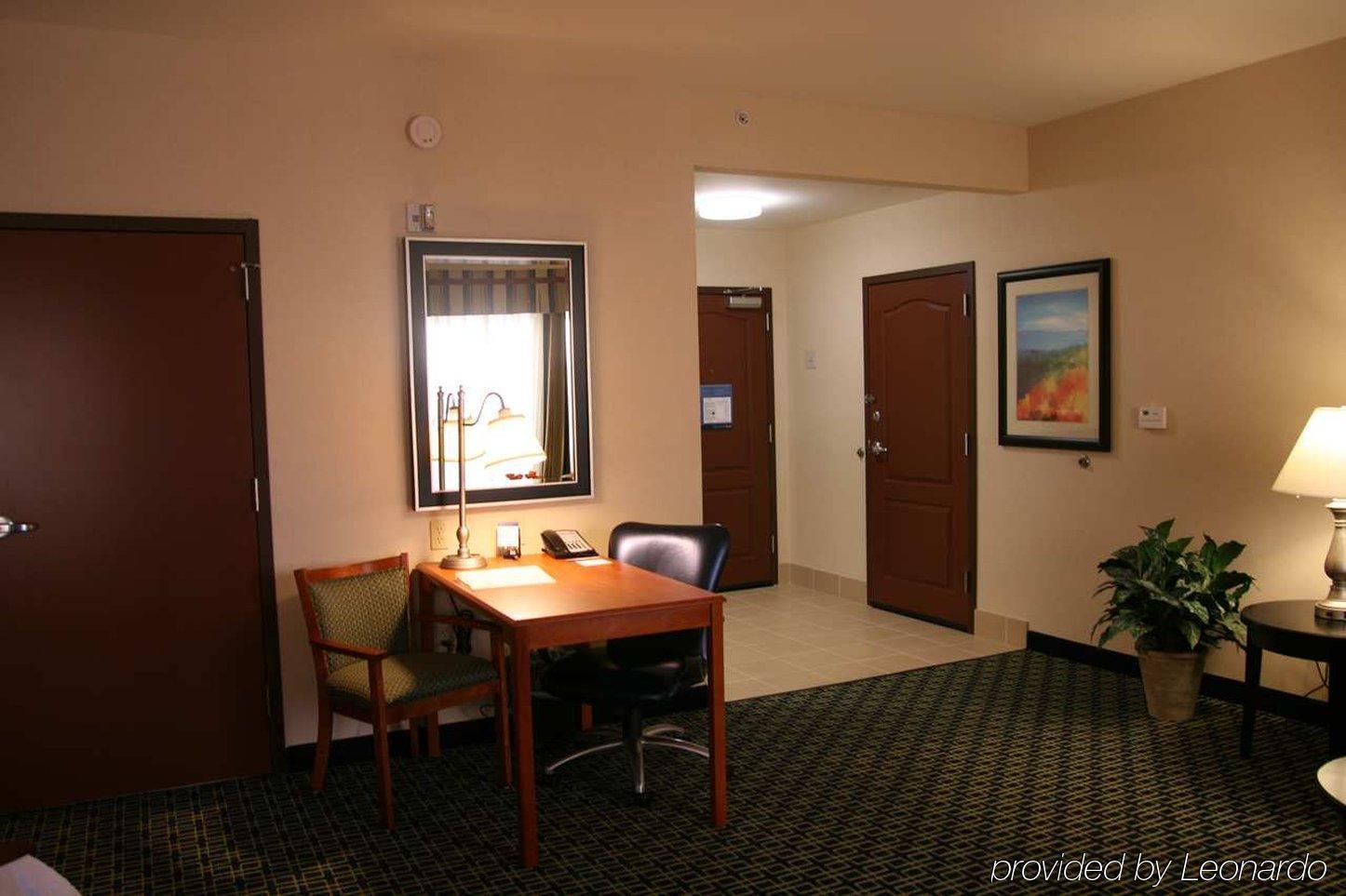 Hampton Inn & Suites Риджкрест Номер фото